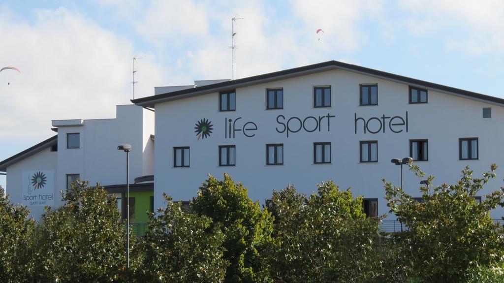 Life Sport Hotel Mentana Kültér fotó